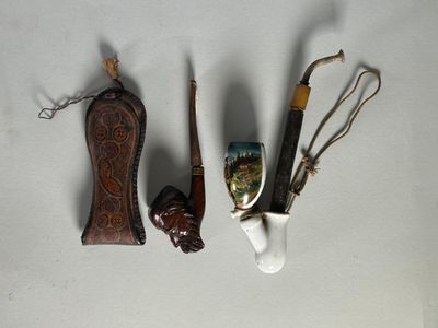 Lot comprenant deux pipes, une en bois sculpté d'un homme ba…
