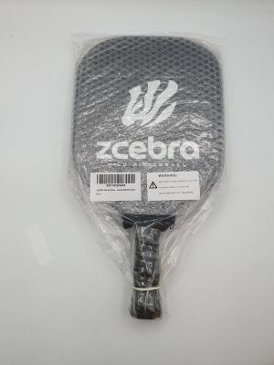 un gros plan d'une raquette de tennis emballée dans du plastique