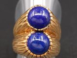 un gros plan d'une bague ornée de deux lapis-lazuli