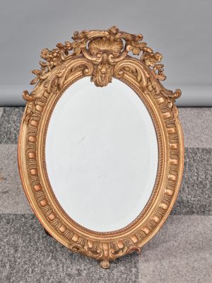 une image représentant un miroir à cadre doré posé sur un sol en damier