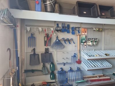 de nombreux outils accrochés au mur du garage