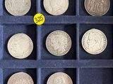 beaucoup de pièces qui se trouvent dans une boîte bleue