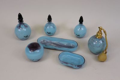 plusieurs morceaux de verre bleu sont disposés sur une surface blanche