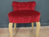 une chaise rouge posée par terre