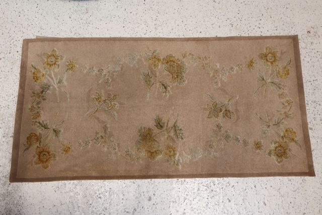 Tapis d’Orient noué main en laine de Yack et soie. 70 X 140 cm 