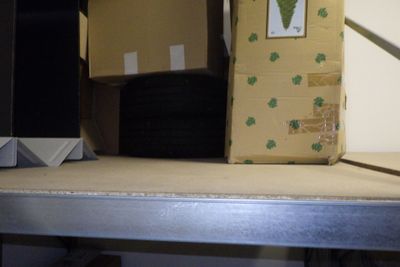 une boîte posée sur une étagère dans une pièce