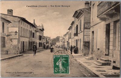 une photo d'une carte postale représentant une rue au cœur d'une ville
