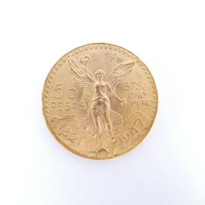 une pièce d'or sur laquelle figure une statue, posée sur un fond blanc