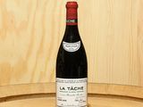 une bouteille de vin posée sur un tonneau