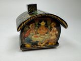 une petite boîte décorée d'une peinture, posée sur une table