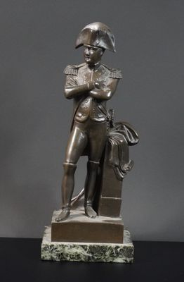 statue en bronze représentant un homme avec un chien, posée sur un socle en marbre