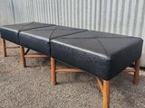paire de bancs en cuir noir de style « mid-century » avec des pieds en bois