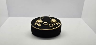 un gros plan d'une boîte à bijoux posée sur une table, sur fond blanc