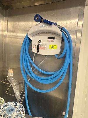 un tuyau bleu fixé au mur d'une pièce