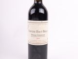 une bouteille de vin posée sur une table