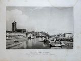 une photo en noir et blanc d'une rivière sur laquelle on voit des bateaux