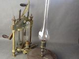 une lampe en verre posée à côté d'une bouteille en verre