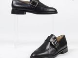 une paire de chaussures en cuir noir avec des boucles sur les côtés