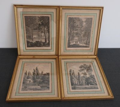 trois photos encadrées représentant une maison et des arbres, posées sur une table