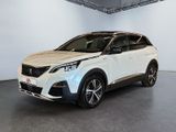 Le SUV blanc est garé dans une grande pièce.