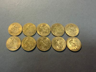 un tas de pièces d'or posé sur une table