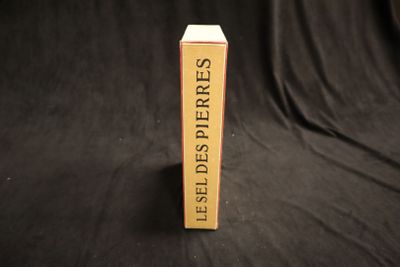 une photo d'un livre posé sur une table