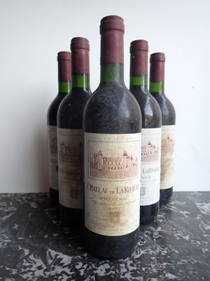 plusieurs bouteilles de vin sont alignées sur une table