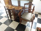 beaucoup de chaises et une table dans une pièce