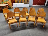 six chaises disposées en cercle sur le sol