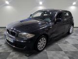 la photo d'une voiture noire garée dans un garage