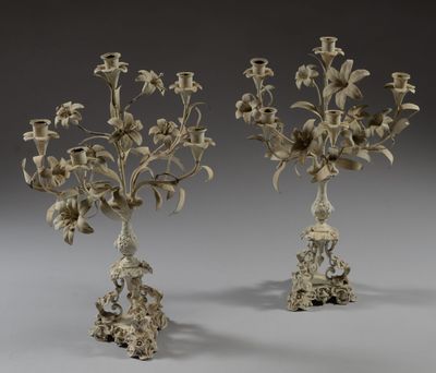 paire de chandeliers en métal argenté ornés de fleurs et de feuilles