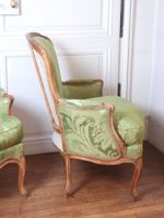 PAIRE DE BERGERES en hêtre mouluré et sculpté, à dossier cin… (photo 5)