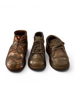 trois paires de chaussures posées sur une surface blanche