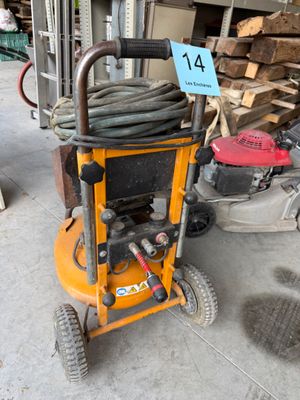 une petite machine qui se trouve dans le garage