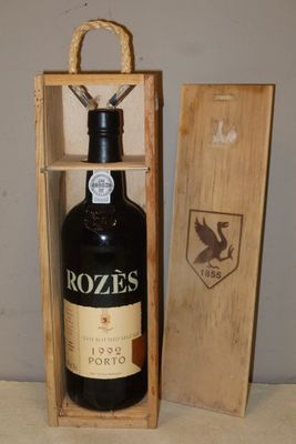une bouteille de vin dans un coffret en bois sur une table