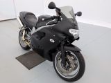 une moto noire garée dans une pièce