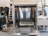 un lave-vaisselle en acier inoxydable placé au milieu d'une pièce