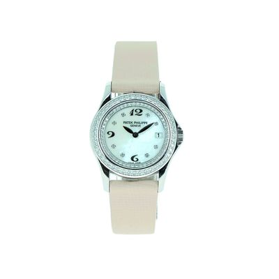 une photo d'une montre-bracelet pour femme avec un cadran blanc