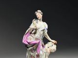 deux figurines en porcelaine représentant une femme et un enfant