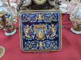 une horloge posée sur une table où se trouvent de nombreux vases