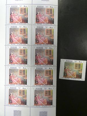 une photo d'une photo représentant une femme sur une feuille de timbres