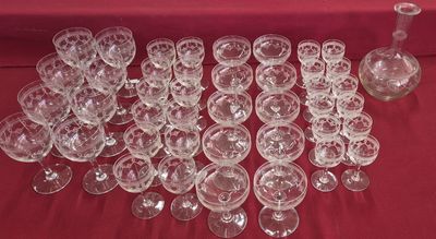 beaucoup de verres et un vase sur la table