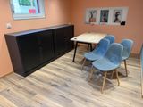 une pièce dans laquelle se trouvent une table, des chaises et une armoire