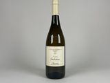la bouteille de vin est posée sur une surface blanche