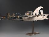 une image représentant une sculpture d'un oiseau portant un chapeau sur la tête