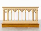 une image représentant une structure en bois surmontée de colonnes