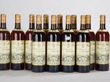 six bouteilles de vin alignées sur une table