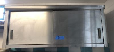 une armoire en acier inoxydable sur laquelle est collé un autocollant bleu