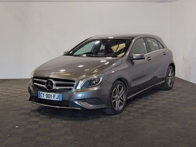 La Mercedes Classe B est garée dans une grande pièce au sol carrelé d'un motif à damier