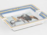 un plateau en porcelaine orné d'une image représentant deux cow-boys à cheval